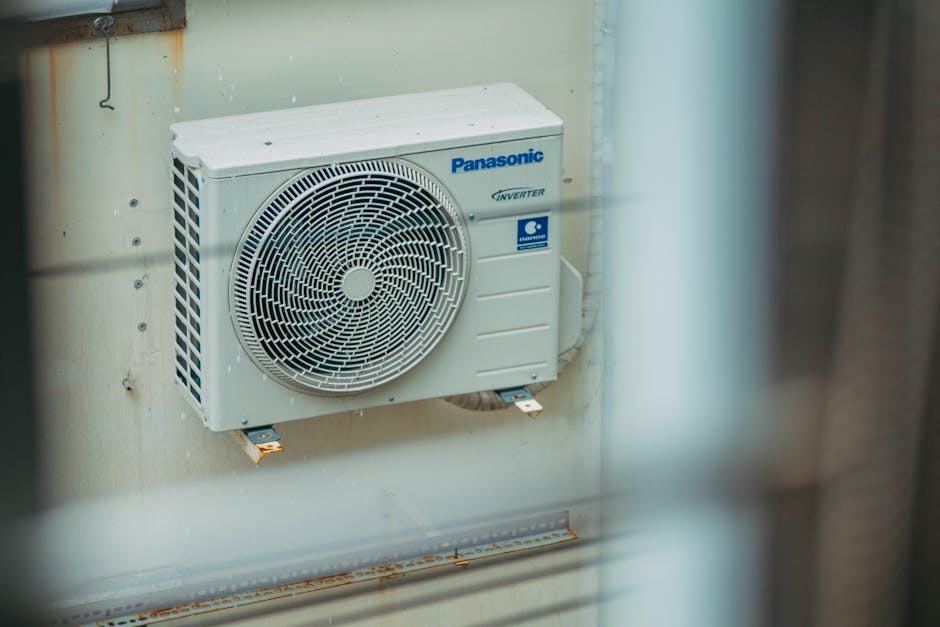 Een technicus schakelt veilig een omvormer uit in een zonne-energiesysteem.