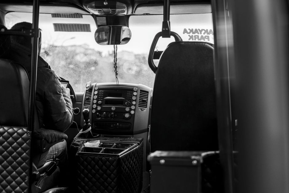 Een buschauffeur achter het stuur van een stadsbus, klaar voor vertrek in het openbaar vervoer.
