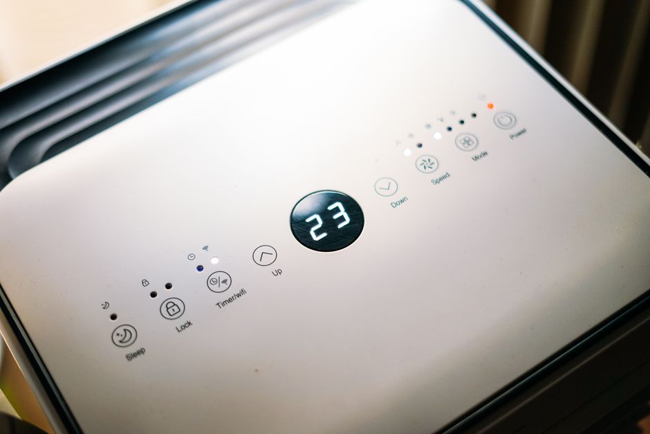 Een slimme ontvochtiger met wifi in een moderne woonkamer voor optimale luchtkwaliteit en comfort.