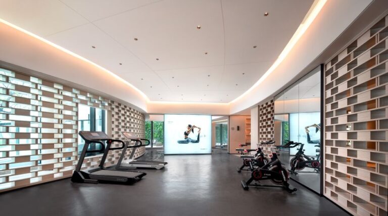 Een persoon die jogt op een opvouwbare loopband in een moderne woonkamer, ideaal voor fitness thuis.